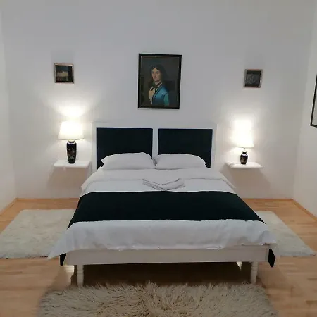 Apartment M- Center